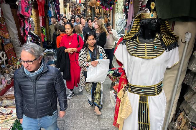 Người dân tại một khu chợ ở Cairo, Ai Cập, ngày 6/1/2023. Ảnh: THX/TTXVN