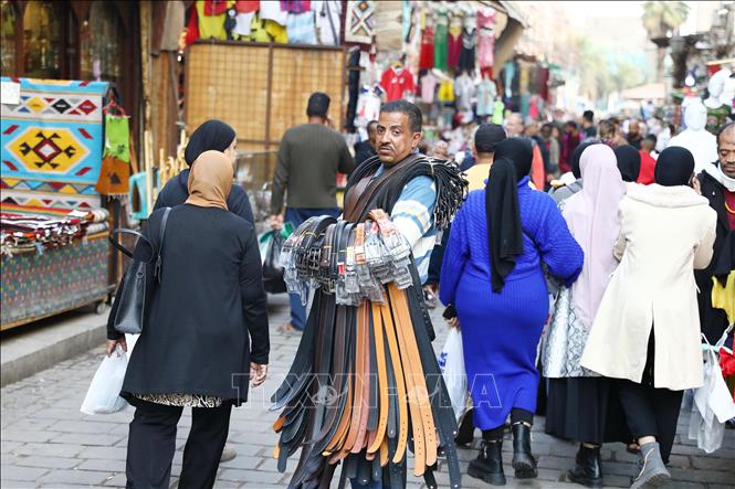 Người dân tại một khu chợ ở Cairo, Ai Cập. Ảnh: THX/TTXVN