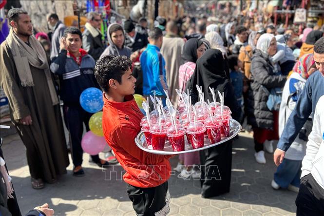 Người dân tại một khu chợ ở Cairo, Ai Cập, ngày 10/2/2023. Ảnh: THX/TTXVN