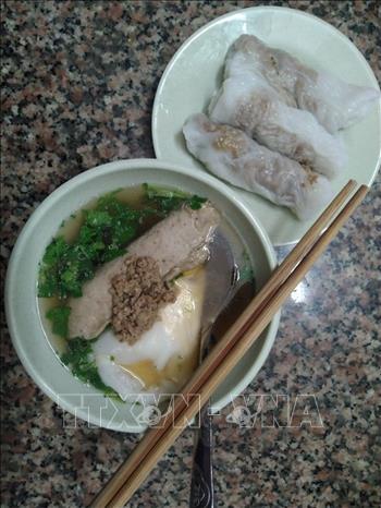 In the northern provinces of Cao Bang and Lang Son, diners could add some fermented bamboo shoots and chilli to fortify their pork bone broth. VNA Photo: Phạm Hậu
