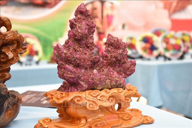 Trong ảnh: Khối thể Ruby có giá khoảng 200 triệu đồng được bày bán tại phiên chợ. Ảnh: Tuấn Anh - TTXVN 