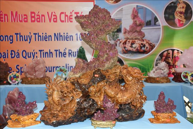 Trong ảnh: Khối tinh thể Ruby hình bản đồ Việt Nam được trưng bày tại phiên chợ. Ảnh: Tuấn Anh - TTXVN 