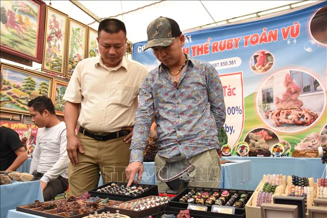 Trong ảnh: Khách mua bán đá quý tại phiên chợ. Ảnh: Tuấn Anh - TTXVN 