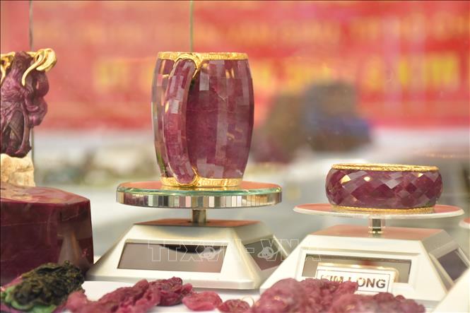 Trong ảnh: Sản phẩm được chế tác từ đá quý Lục Yên. Ảnh: Tuấn Anh - TTXVN