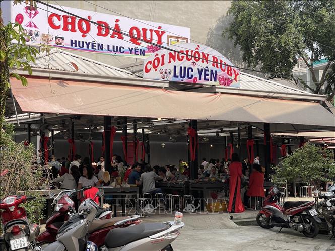 Trong ảnh: Chợ đá quý Lục Yên. Ảnh: Tuấn Anh - TTXVN 