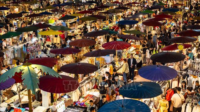 Với diện tích khoảng 3.300 m2, chợ đêm Tinh Quang được cho là chợ đêm lớn nhất Đông Á và số lượng các sạp hàng lên đến hàng nghìn. Ảnh: Mạnh Cường - Thành Dương Pv TTXVN tại Trung Quốc