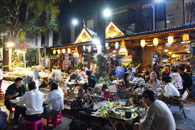 Đến với chợ đêm Tinh Quang, du khách được thưởng thức những món ăn đặc sắc của Trung Quốc và một số nước Đông Nam Á. Ảnh: Mạnh Cường - Thành Dương Pv TTXVN tại Trung Quốc