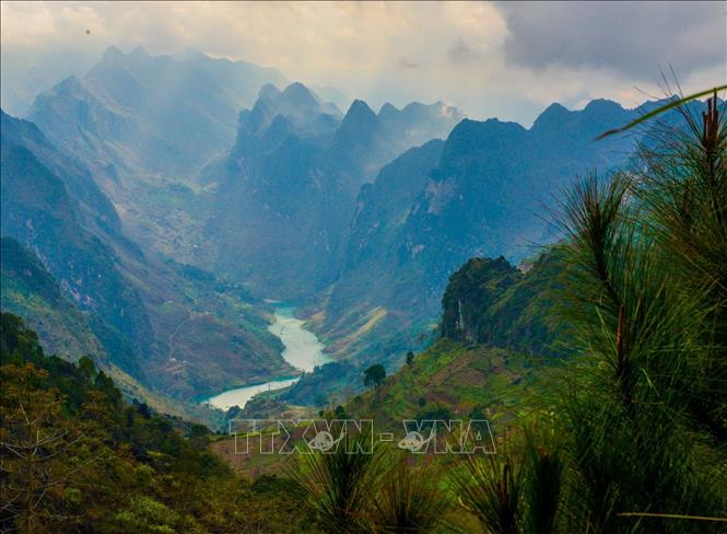 Trong ảnh: Dòng sông Nho Quế với màu xanh ngọc bích ẩn hiện giữa núi. Ảnh: Nam Thái - TTXVN