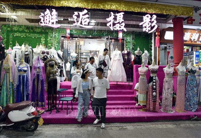 Một trong những nét nổi bật của chợ đêm Tinh Quang là bán và cho thuê trang phục truyền thống của các dân tộc thiểu số ở Trung Quốc và Đông Nam Á. Ảnh: Mạnh Cường - Thành Dương Pv TTXVN tại Trung Quốc