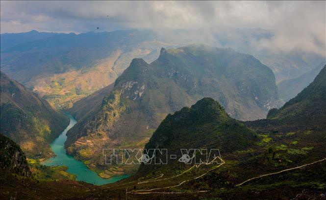 Trong ảnh: Dòng sông Nho Quế với màu xanh ngọc bích ẩn hiện giữa núi. Ảnh: Nam Thái - TTXVN