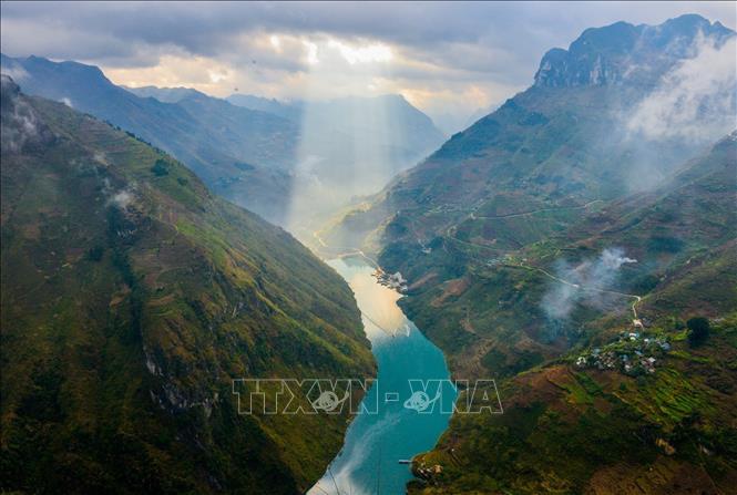 Trong ảnh: Dòng sông Nho Quế với màu xanh ngọc bích ẩn hiện giữa núi rừng. Ảnh: Nam Thái - TTXVN