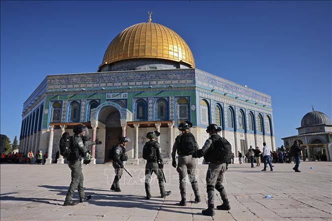 Binh sĩ Israel tuần tra tại nhà thờ Mái vòm trong quần thể đền thờ Hồi giáo Al-Aqsa (mà Israel gọi là Núi Đền), ngày 15/4/2022. Ảnh: AFP/TTXVN