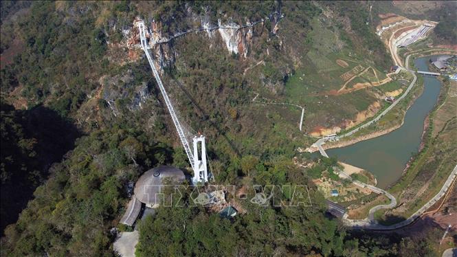 Trong ảnh: Khu du lịch Mộc Châu Island, với điểm nổi bật là cầu kính Bạch Long. Ảnh: Quang Quyết-TTXVN