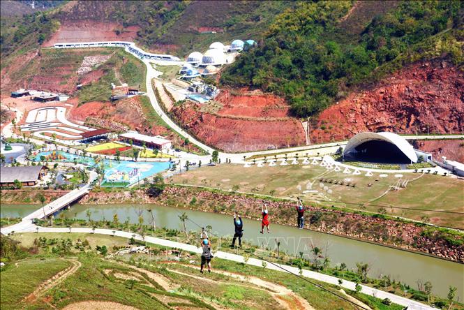 Trong ảnh: Du khách tham gia trải nghiệm trượt Zipline tại Khu du lịch Mộc Châu Island. Ảnh: Quang Quyết-TTXVN