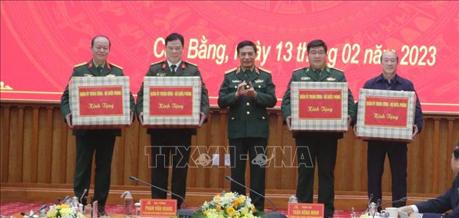 Bộ trưởng Quốc phòng Phan Văn Giang tặng quà Bộ Chỉ huy quân sự, Bộ Chỉ huy Biên phòng, Công an và Hội Cựu chiến binh tỉnh Cao Bằng. Ảnh: Quốc Đạt - TTXVN