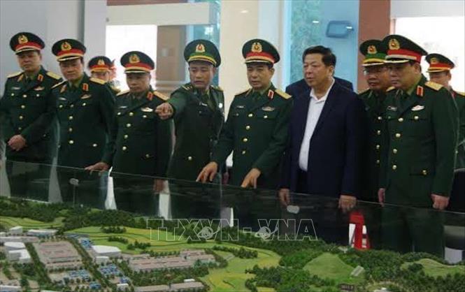 Bộ trưởng Quốc phòng Phan Văn Giang nghe cán bộ Đồn biên phòng cửa khẩu Trà Lĩnh giới thiệu về địa hình của huyện Trùng Khánh. Ảnh: Quốc Đạt - TTXVN