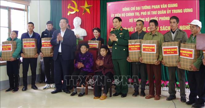 Bộ trưởng Quốc phòng Phan Văn Giang tặng quà hộ nghèo và gia đình chính sách tại Thị trấn Trà Lĩnh, huyện Trùng Khánh. Ảnh: Quốc Đạt - TTXVN
