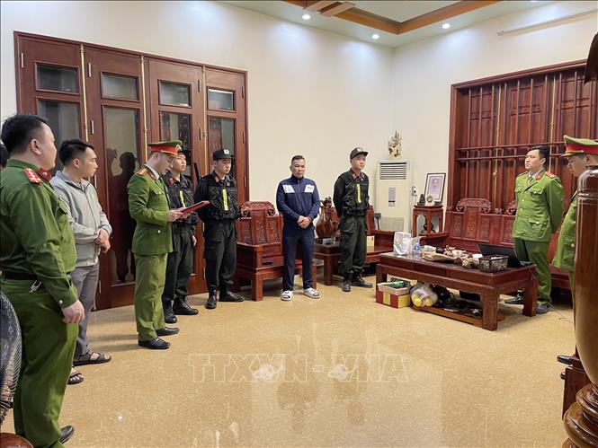 Khám xét và bắt đối tượng Trần Đức Dương, sinh năm 1970, chức vụ Giám đốc Công ty cổ phần đăng kiểm Bắc Kạn- 9701D. Ảnh TTXVN phát