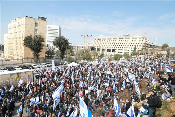 Người dân Israel biểu tình phản đối kế hoạch cải cách tư pháp của Chính phủ. Ảnh: Văn Ứng-P/v TTXVN tại israel
