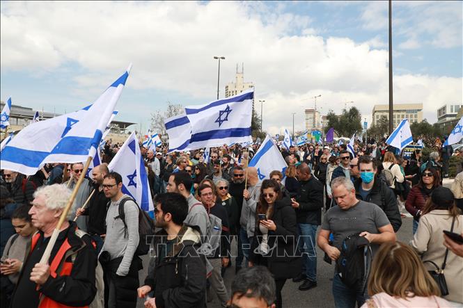 Người dân Israel biểu tình phản đối kế hoạch cải cách tư pháp của Chính phủ. Ảnh: Văn Ứng-P/v TTXVN tại israel
