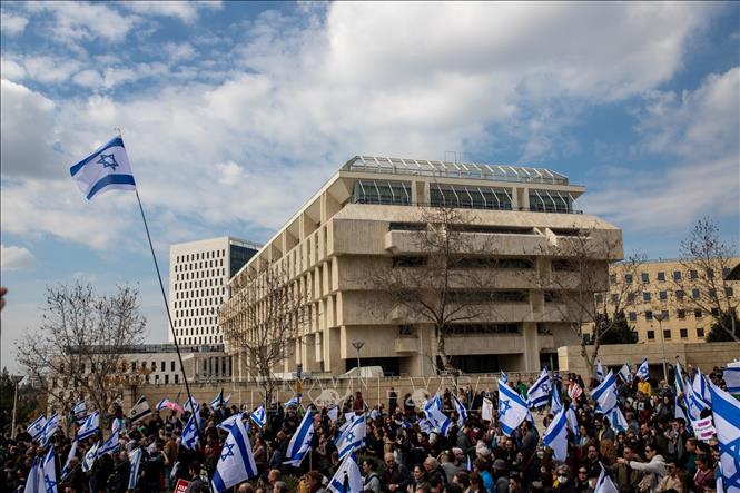 Dòng người biểu tình tiến về phía Tòa nhà Quốc hội Israel để phản đối thông qua dự luật. Ảnh: Vũ Hội - P/v TTXVN tại Israel