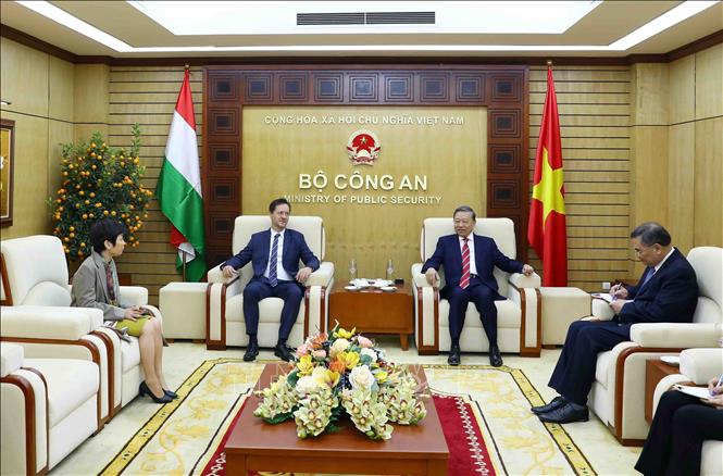 Đại tướng Tô Lâm, Bộ trưởng Bộ Công an tiếp Đại sứ Hungary Baloghdi Tibor. Ảnh: Phạm Kiên - TTXVN