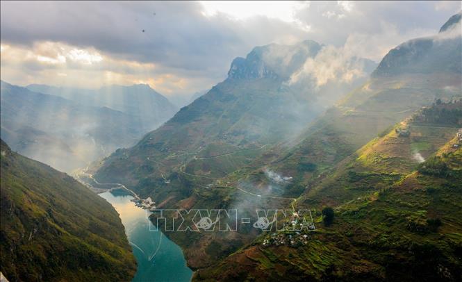 Nho Que river resembles a shimmering green thread descending from the sky, hidden in the middle of mountains. VNA Photo: Nam Thái