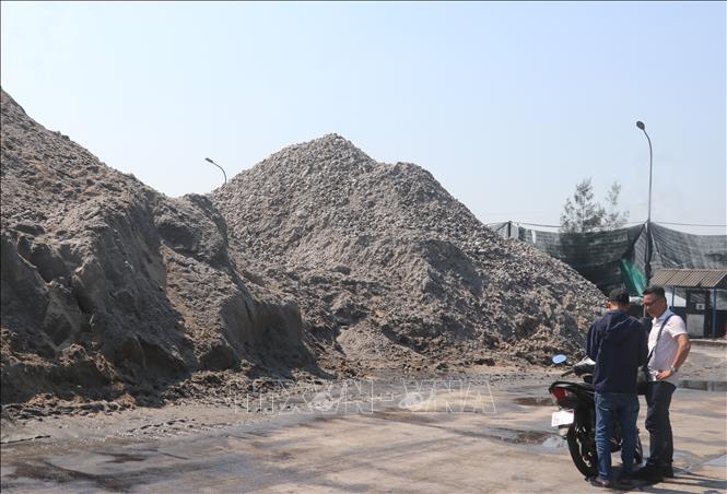 Các mặt hàng tập kết ở cầu cảng Hợp Thịnh gây phát tán bụi (khi có gió mạnh) ra Khu phố 6, thị trấn Cửa Việt, huyện Gio Linh (Quảng Trị). Ảnh: Nguyên Lý-TTXVN
