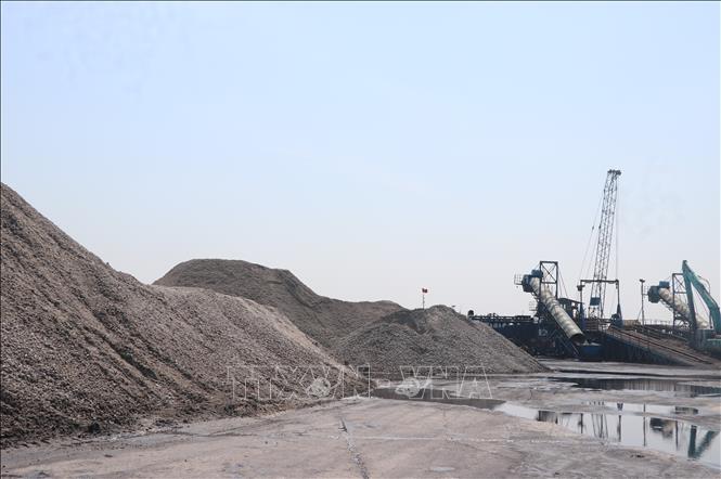 Các mặt hàng tập kết ở cầu cảng Hợp Thịnh gây phát tán bụi (khi có gió mạnh) ra Khu phố 6, thị trấn Cửa Việt, huyện Gio Linh (Quảng Trị). Ảnh: Nguyên Lý-TTXVN