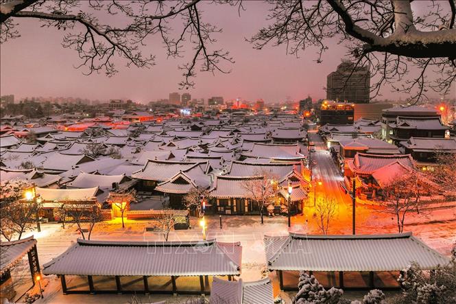 Quang cảnh làng Hanok Jeonju, điểm thu hút khách du lịch của tỉnh Jeollabuk-do (Hàn Quốc).  Ảnh: Đinh Thị Thuận - TTXVN   
