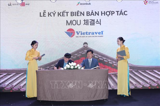 Lễ ký biên bản ghi nhớ giữa tỉnh Jeollabuk-do (Hàn Quốc) và Công ty du lịch Vietravel Hà Nội về đẩy mạnh quảng bá, xây dựng sản phẩm du lịch. Ảnh: Đinh Thị Thuận - TTXVN