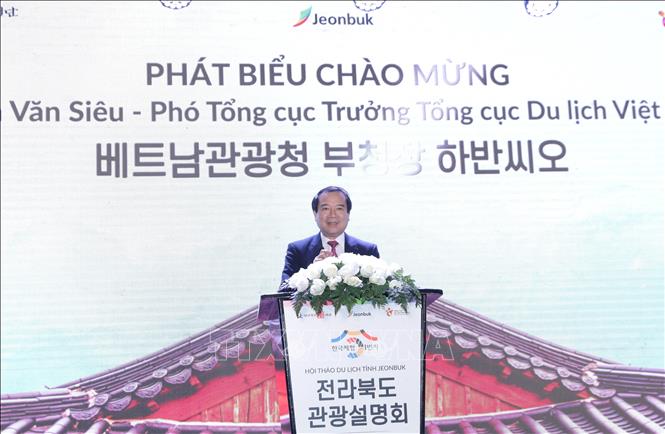 Phó Tổng Cục trưởng Tổng Cục Du lịch Việt Nam Hà Văn Siêu phát biểu tại hội thảo hợp tác du lịch tỉnh Jeollabuk-do (Hàn Quốc) với Việt Nam. Ảnh: Đinh Thị Thuận - TTXVN 