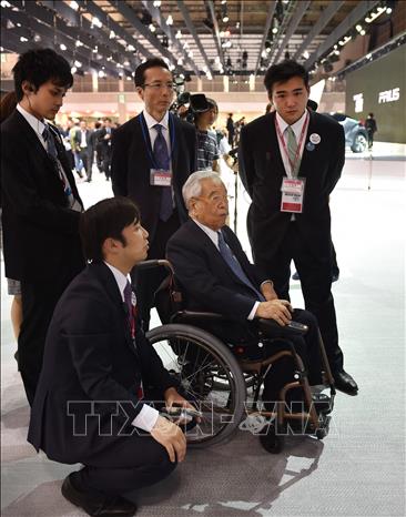(tư liệu) Ông Shoichiro Toyoda (giữa) thăm quan Triển lãm  Motor Tokyo. Ảnh: AFP/TTXVN