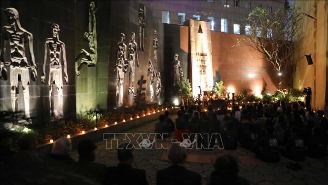 Tham gia chuyến du hành thời gian, du khách sẽ được nhập vai tù chính trị, để trải nghiệm sự ngột ngạt, u tối trong các phòng giam, xà lim; trải nghiệm sự gian nan, nguy hiểm khi chui cống ngầm vượt ngục. Ảnh: Thanh Tùng - TTXVN 