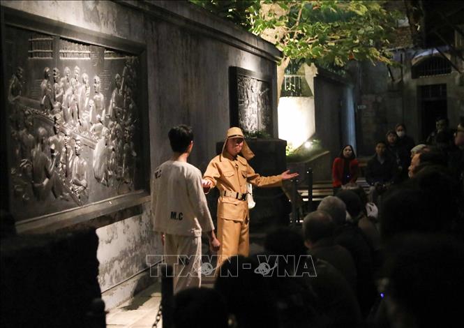 Các hoạt cảnh được dàn dựng trong Tour đêm Hỏa Lò rất chân thực, góp phần làm nổi bật hình tượng những người con ưu tú của dân tộc: dù bị bỏ đói, bị hành hạ, bị đánh đập dã man, thậm chí đối mặt với cái chết vẫn lạc quan, giữ vững khí tiết kiên trung đến giây phút cuối cùng. Ảnh: Thanh Tùng - TTXVN