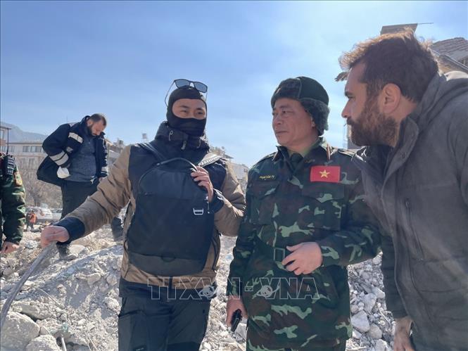 A team of the Vietnam People’s Army joins search and rescue efforts in Haci Omer Alpagot commune, Antakya city, Hatay province of Turkey. Photo: Văn Hiếu/VNA