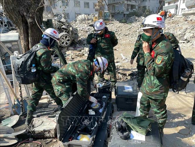 A team of the Vietnam People’s Army joins search and rescue efforts in Haci Omer Alpagot commune, Antakya city, Hatay province of Turkey. Photo: Văn Hiếu/VNA