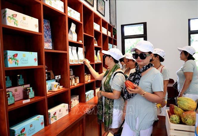 Trong ảnh: Khách du lịch tham quan không gian trưng bày các sản phẩm mang thương hiệu Binon Cacao. Ảnh: Hồng Đạt - TTXVN
