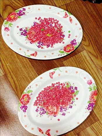 Tang vật thu giữ gồm gần 1.100 viên ma túy tổng hợp dạng hồng phiến, 01 xe ô tô, 03 điện thoại di động và các vật chứng liên quan khác.Ảnh: TTXVN phát