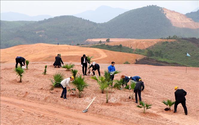 Các đại biểu và nhân dân địa phương hưởng ứng trồng cây tại sân golf Văn Lang Empire. Ảnh: Trung Kiên - TTXVN