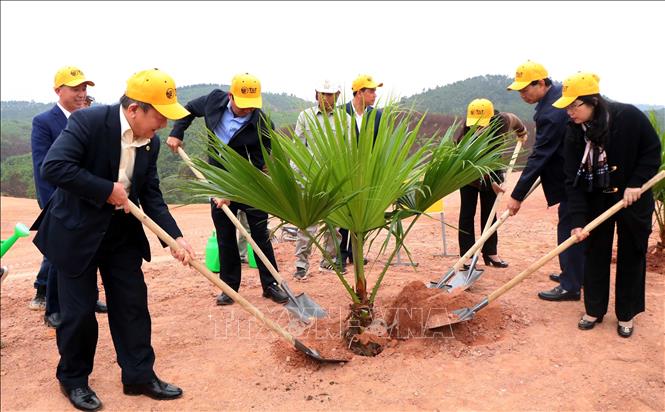 Lãnh đạo tỉnh Phú Thọ và Tập đoàn T&T Group hưởng ứng trồng cây tại sân golf Văn Lang Empire. Ảnh: Trung Kiên - TTXVN