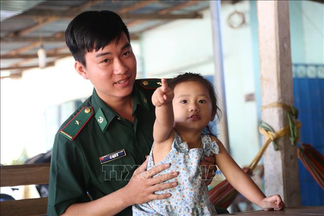 Lực lượng Biên phòng huyện Tân Biên, tỉnh Tây Ninh gặp gỡ, thăm hỏi, gắn kết bà con khu dân cư biên giới. Ảnh: Thanh Tân - TTXVN
