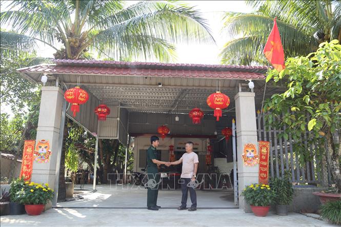 Lực lượng biên phòng huyện Tân Biên, tỉnh Tây Ninh là sợi dây gắn kết bà con khu dân cư biên giới thành một khối thống nhất chung sức đồng lòng bảo vệ biên giới. Ảnh: Thanh Tân - TTXVN
