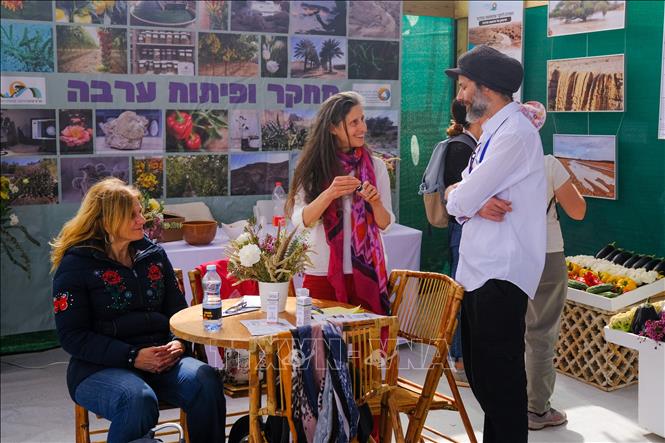 Doanh nghiệp Israel giới thiệu giải pháp nông nghiệp cho khách tham quan. Ảnh: Quang Minh - P/v TTXVN tại Israel.