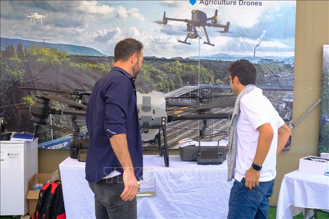 Khách tham quan công nghệ UAV dùng trong sản xuất nông nghiệp. Ảnh: Quang Minh - P/v TTXVN tại Israel.