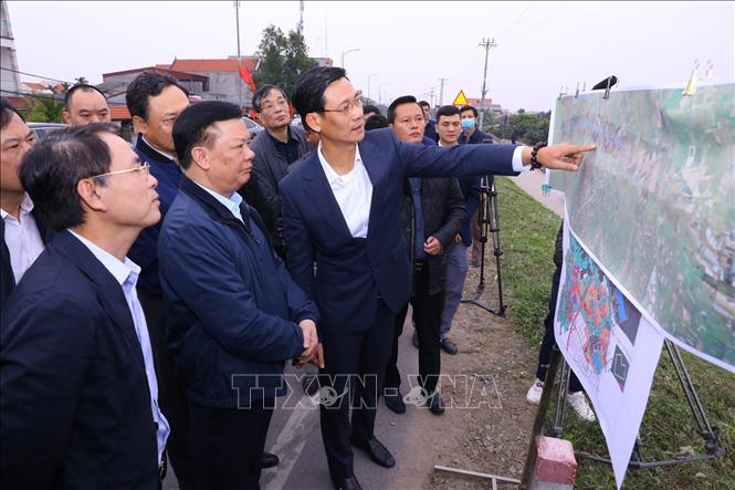 Bí thư Thành ủy Hà Nội Đinh Tiến Dũng kiểm tra thực địa tại địa điểm chân cầu Hồng Hà, khu vực đê Hữu Hồng, xã Hồng Hà, huyện Đan Phượng. Ảnh: Văn Điệp - TTXVN