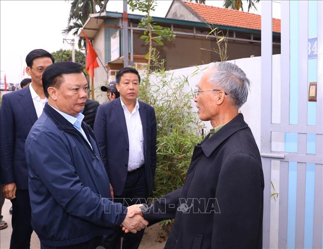Bí thư Thành ủy Hà Nội Đinh Tiến Dũng thăm hỏi các gia đình trên địa bàn xã Hồng Hà, huyện Đan Phượng, nơi có dự án đi qua. Ảnh: Văn Điệp - TTXVN