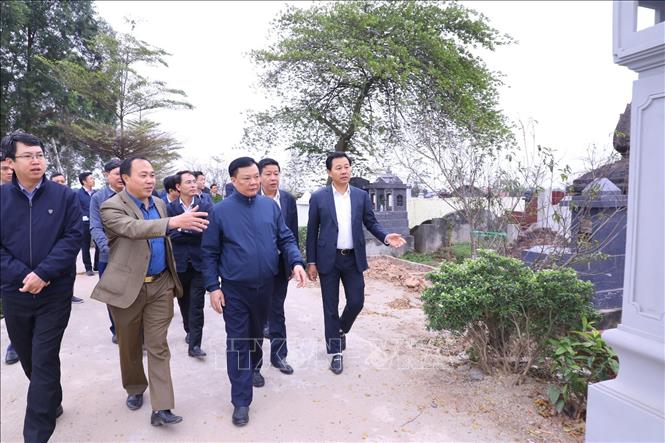 Bí thư Thành ủy Hà Nội Đinh Tiến Dũng kiểm tra thực địa tại nghĩa trang xã Minh Khai, huyện Hoài Đức. Ảnh: Văn Điệp - TTXVN