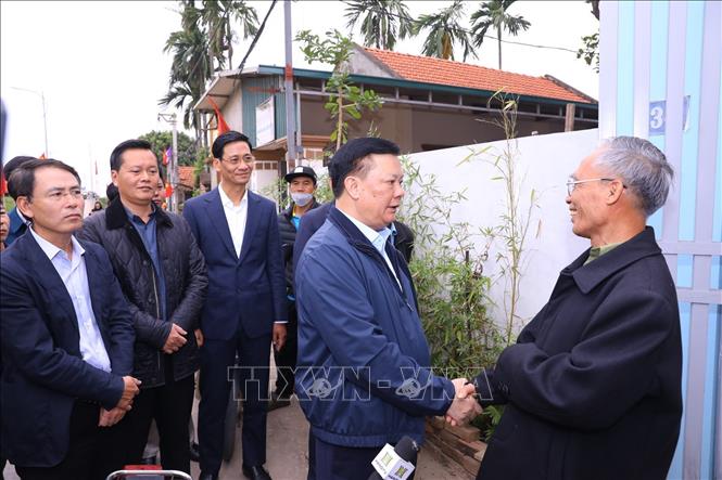 Bí thư Thành ủy Hà Nội Đinh Tiến Dũng thăm hỏi các gia đình trên địa bàn xã Hồng Hà, huyện Đan Phượng, nơi có dự án đi qua. Ảnh: Văn Điệp - TTXVN