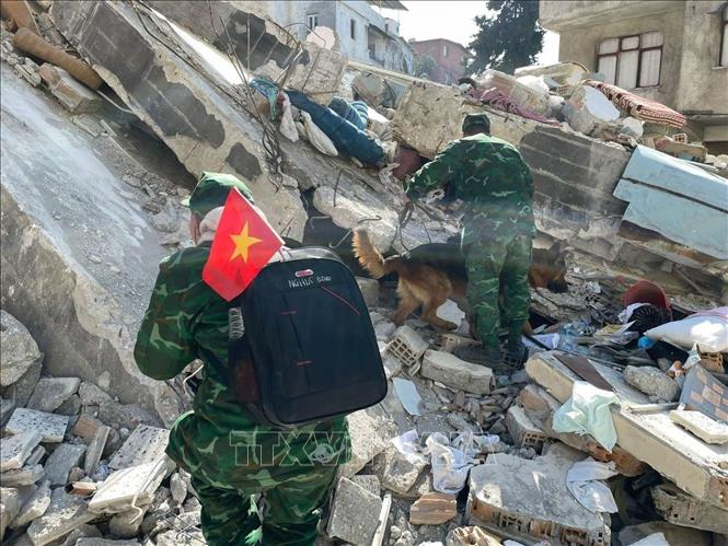 Search and rescue teams from the Vietnam People’s Army (VPA) at a point in in Hatay’s capital city of Antakya. Photo: Văn Hiếu/VNA